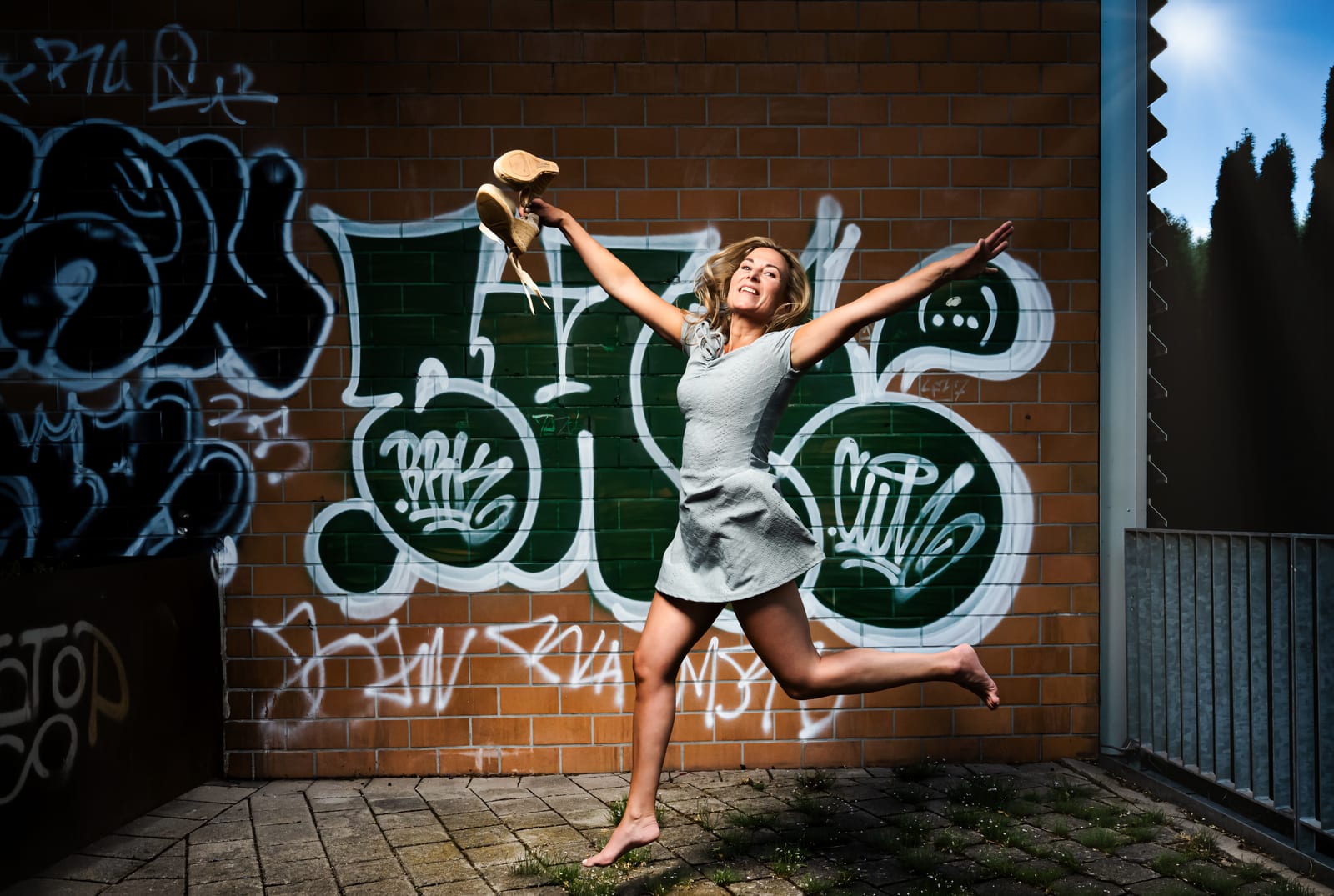 Ausdrucksstarkes Personal-Branding-Portrait vor Graffiti-Wand